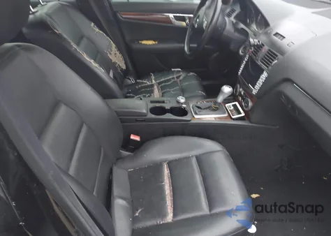 2010 Mercedes-Benz C 300 Sport z USA, uszkodzony, nr VIN WDDGF5EB6AR091699